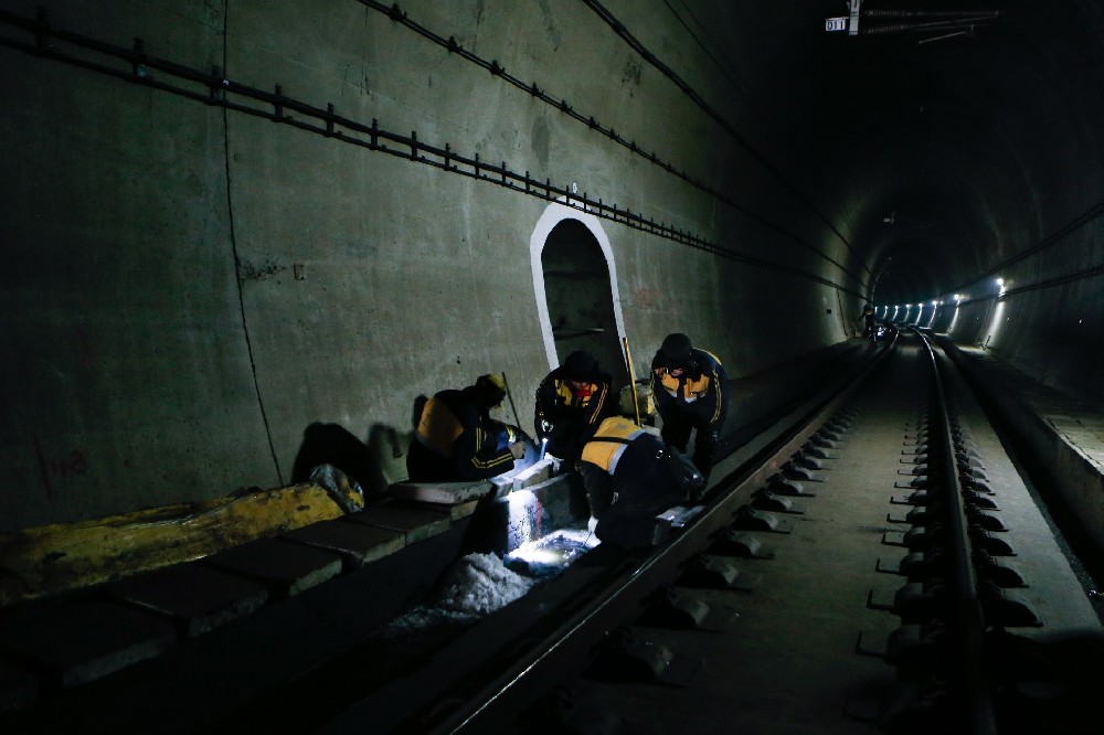 滑县铁路运营隧道病害现状